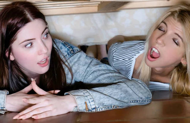 Две сводные сестрички застряли под кроватью братишки. Две сводные сестрички застряли под кроватью братишки.