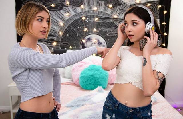 Старшая лесбиянка обучает младшую сводную сестричку.