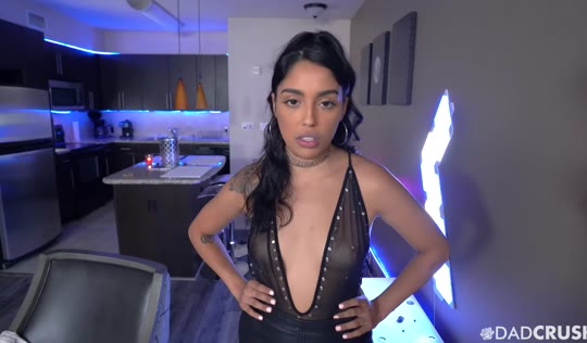 Неприступная дочурка поддается соблазнительным чарам отца.