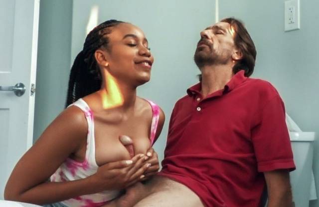 Озабоченный дядюшка шпионит за мастурбирующей Дженной.