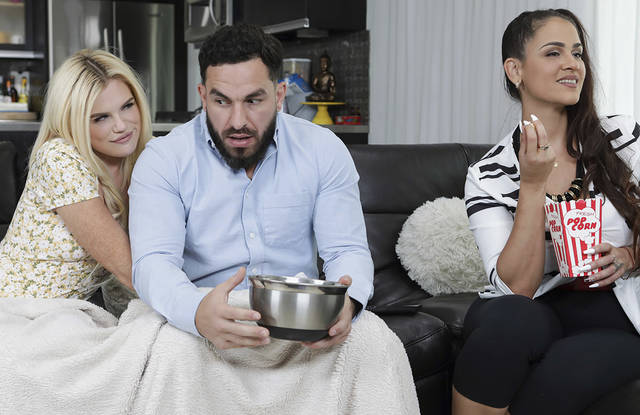 Молодой отчим изменяет жене с миленькой падчерицей. Молодой отчим изменяет жене с миленькой падчерицей.