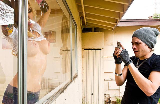 Сосед-сперматоксикозник пачкает окошки сисястой милфы.