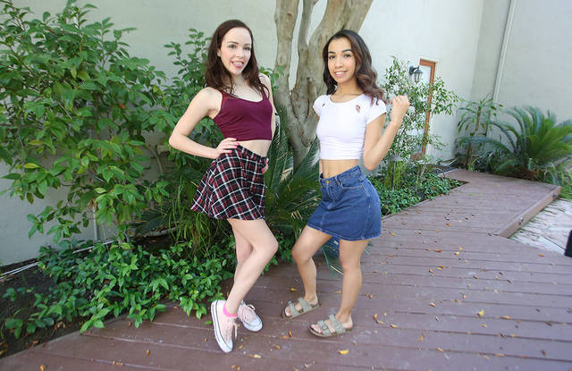 Озабоченный батя склоняет дочурок к интимной близости.