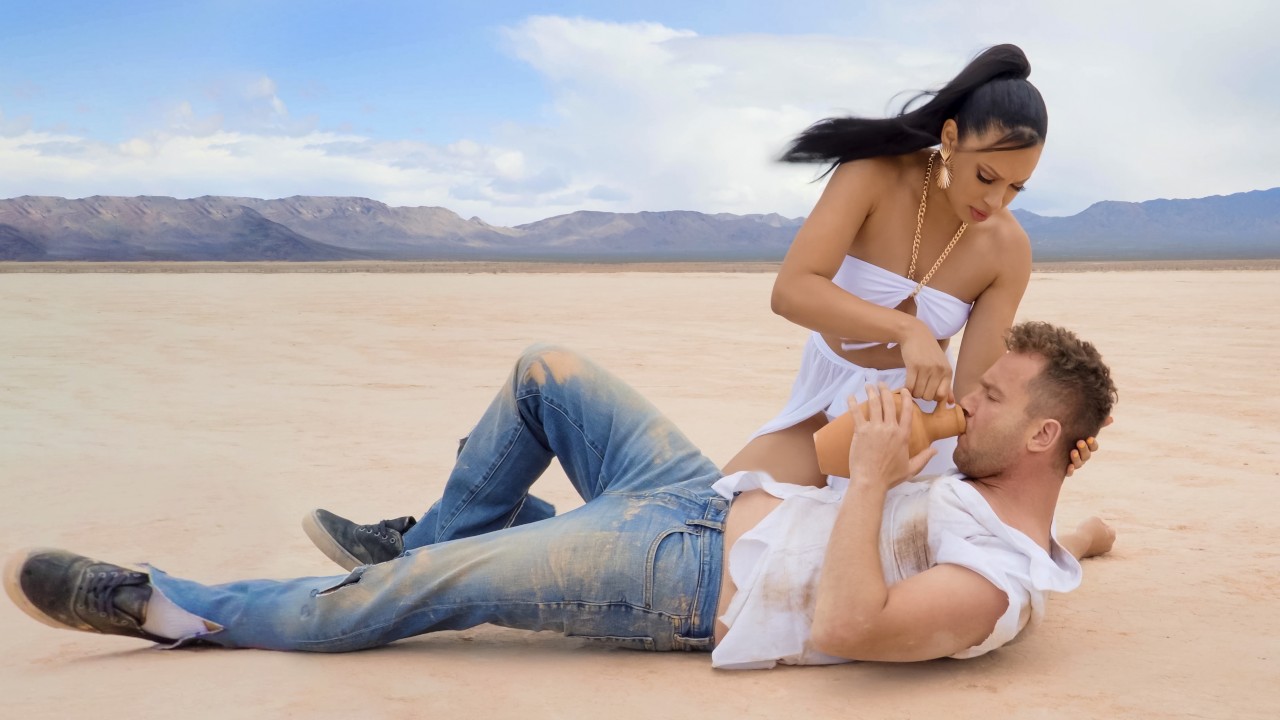 Красивой спасательнице нужен крепкий мужской член