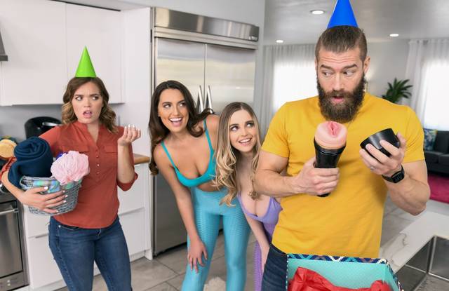 Жена и две подруги поздравляют парня с днюхой и дарят вагину Жена и две подруги поздравляют парня с днюхой и дарят вагину