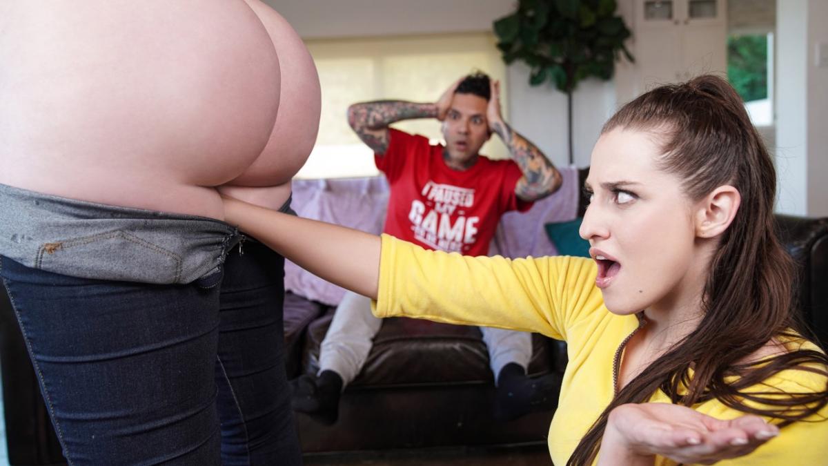 Рука хозяйки застряла в пилотке горничной, но хахаль решит проблему