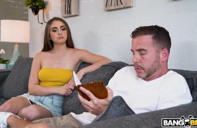 Падчерица просится помыться в компании батиного стояка