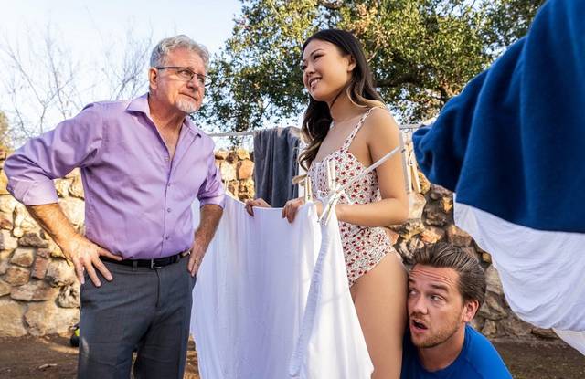 Молодая азиатка засосала толстый член соседа за спиной мужа